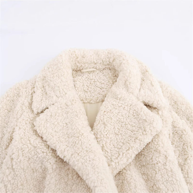 Luxurious Faux Fur Short: A Touch of Elegance.