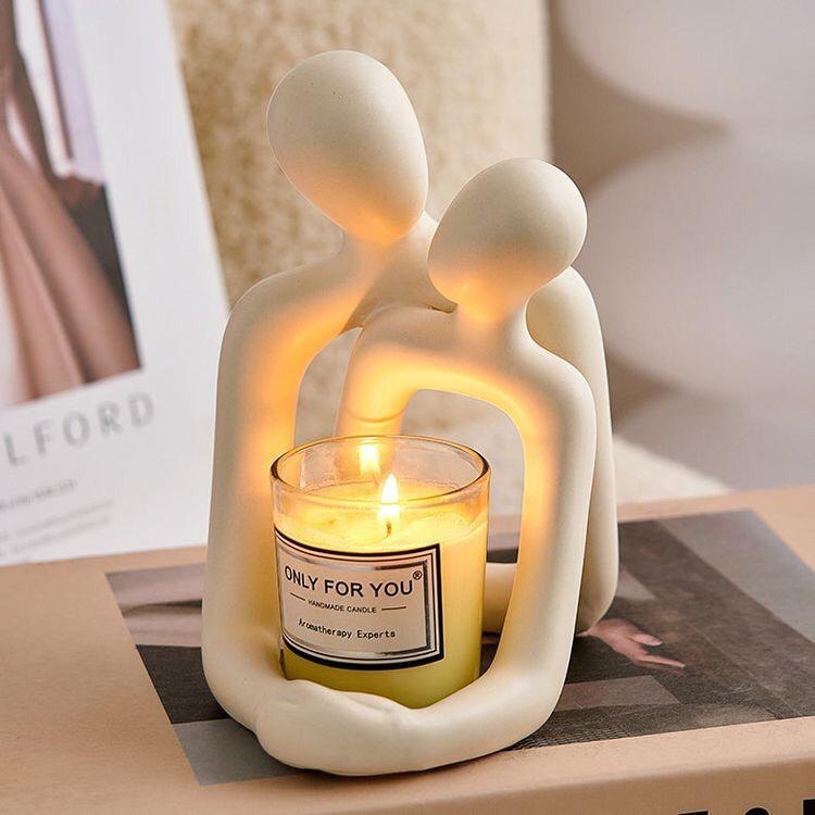 Herzerwärmende Statue eines Liebespaars aus Kunstharz – ein zeitloser, moderner Akzent für die Inneneinrichtung von Bücherregalen, Bürotischen und Nachttischen. Geschenk zum Valentinstag.