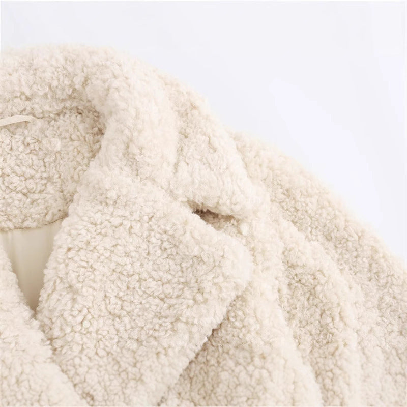 Luxurious Faux Fur Short: A Touch of Elegance.