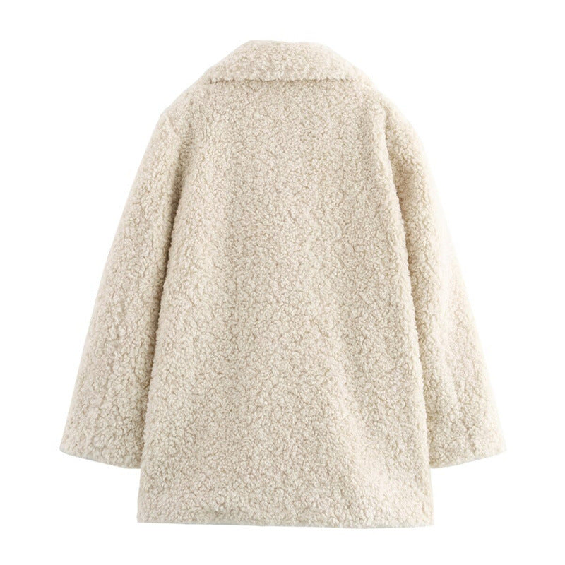 Luxurious Faux Fur Short: A Touch of Elegance.